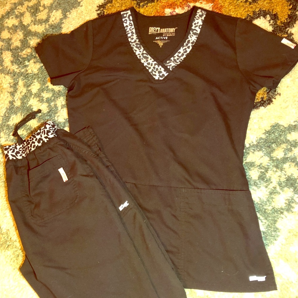 RARE Grey’s Anatomy Scrubs Black with animal print